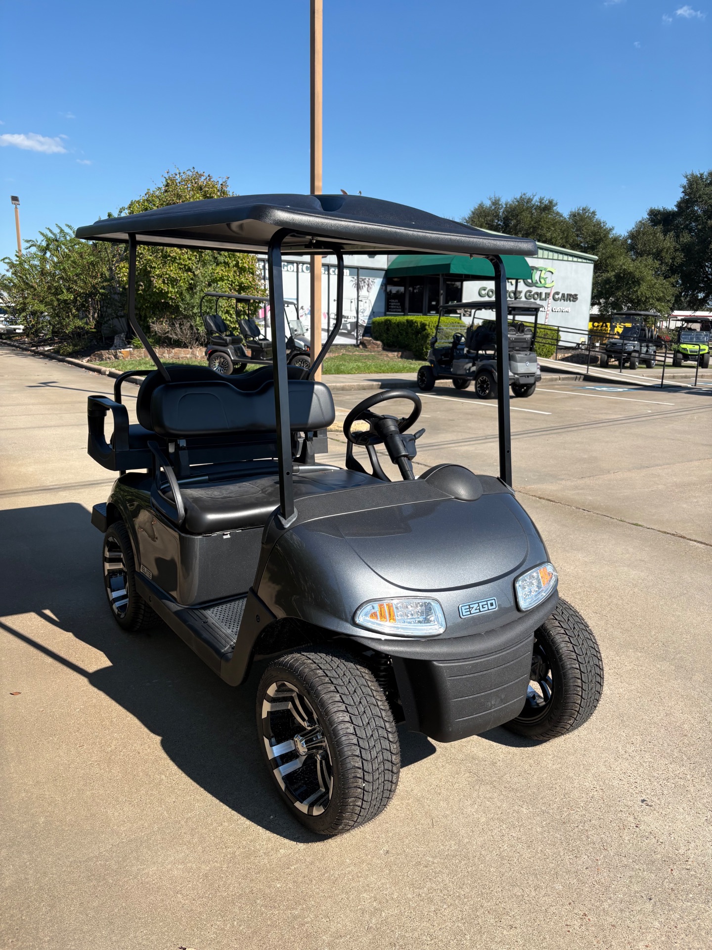 2021 EZGO RXV photo 3