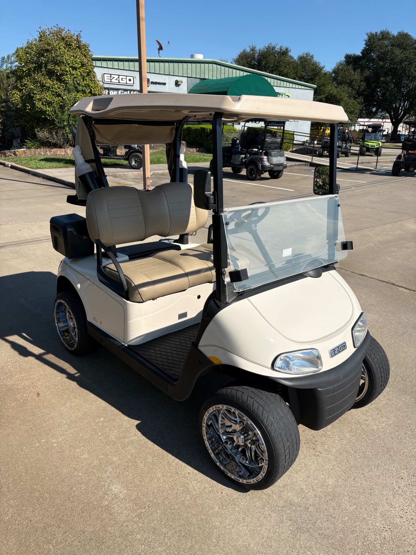 2022 EZGO RXV photo 4