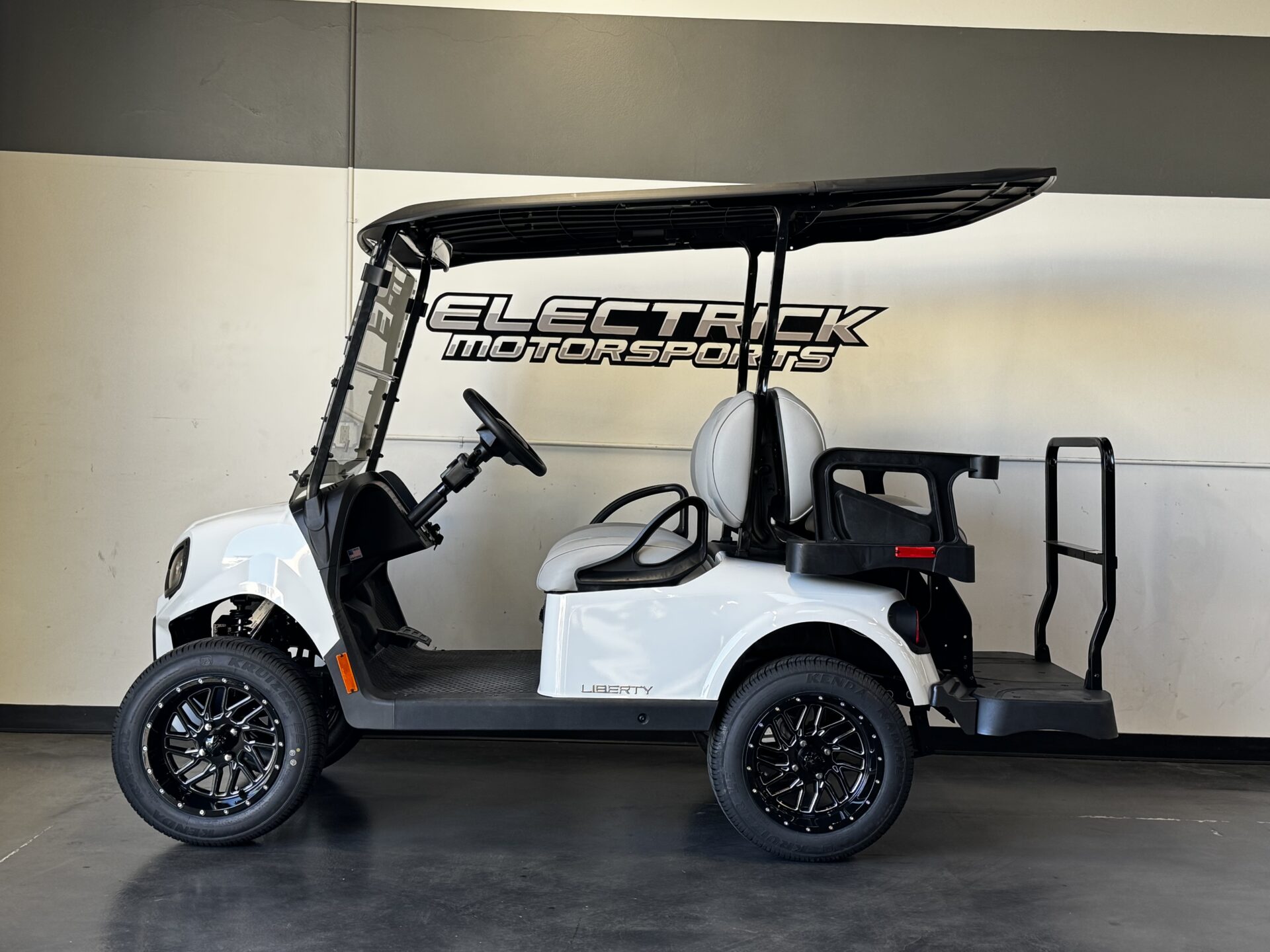 2027 E-Z-GO Liberty 4 X ELiTE Lithium Powertrain — photo 2
