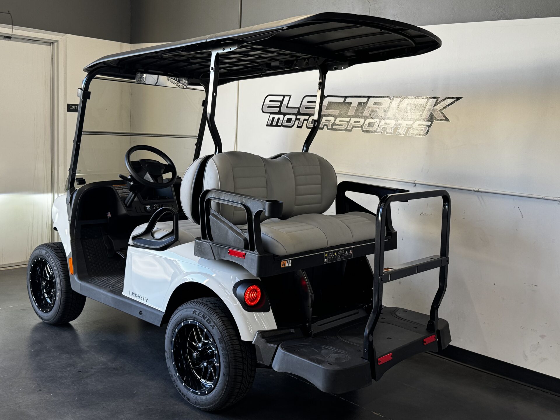 2027 E-Z-GO Liberty 4 X ELiTE Lithium Powertrain — photo 3