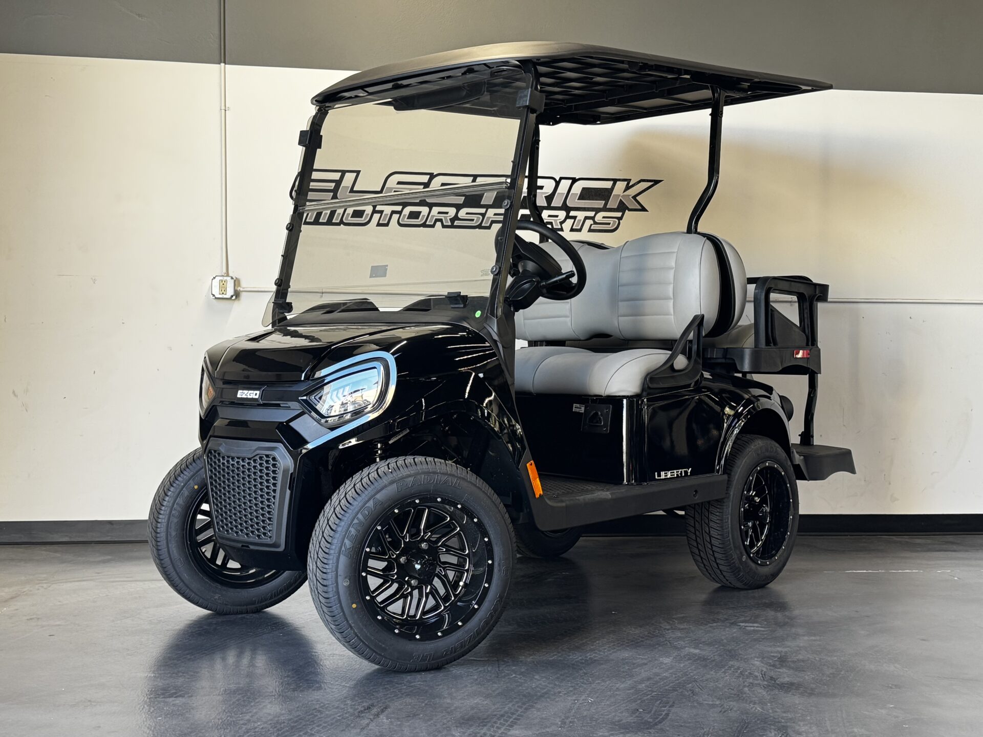 2027 E-Z-GO Liberty 4 X ELiTE Lithium Powertrain — photo 1