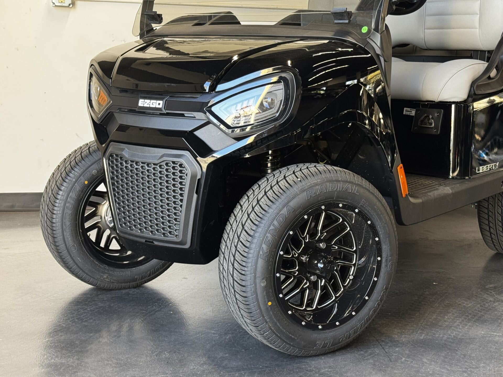 2027 E-Z-GO Liberty 4 X ELiTE Lithium Powertrain — photo 2