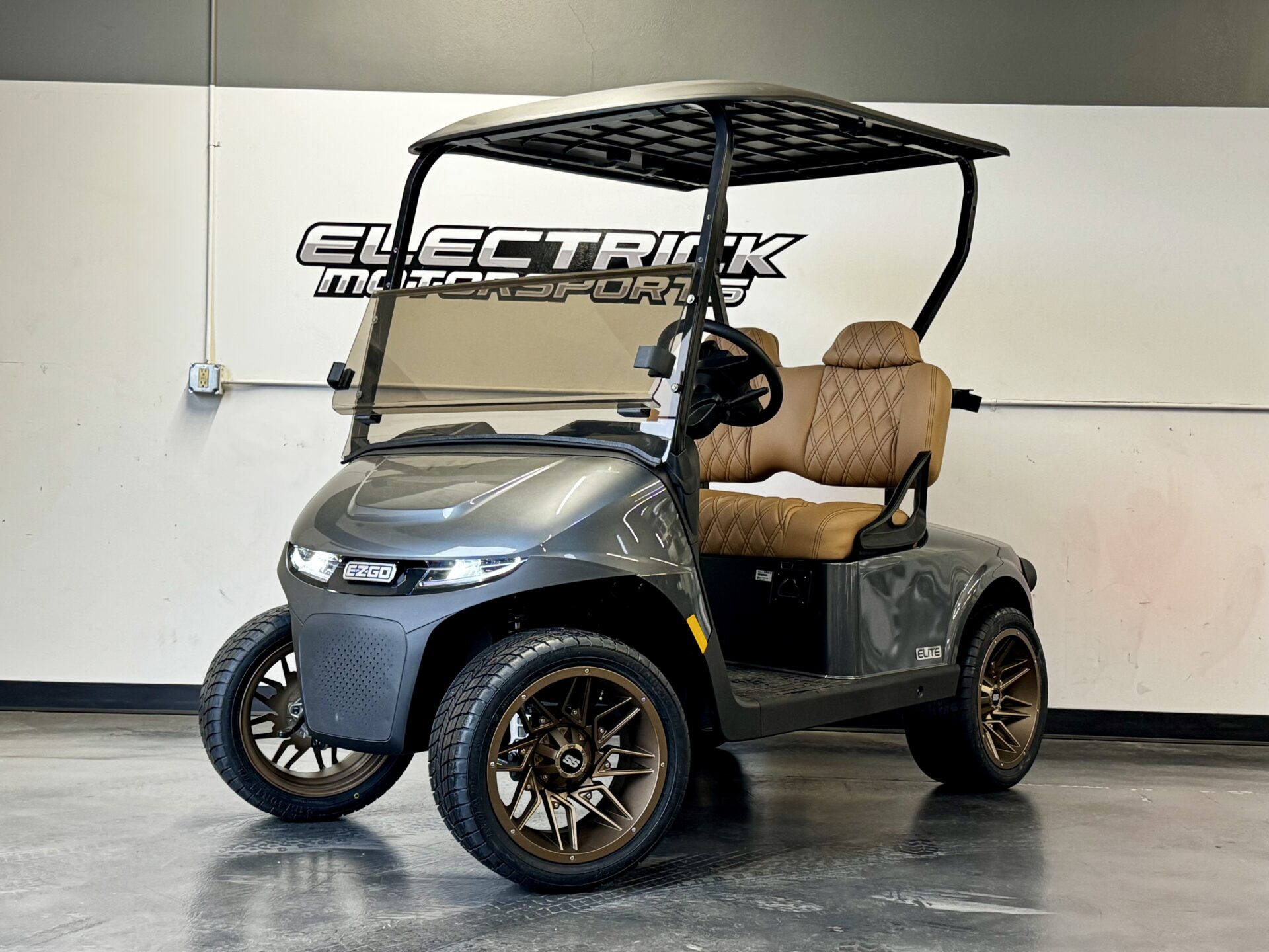 2027 E-Z-GO RXV 2 Freedom Elite Lithium — photo 1