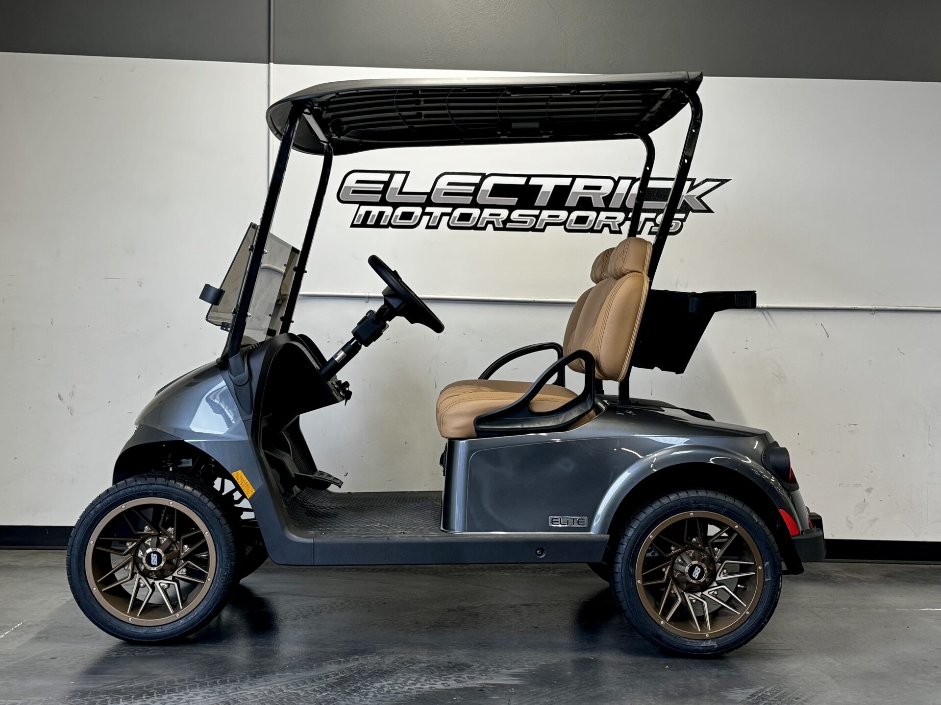 2027 E-Z-GO RXV 2 Freedom Elite Lithium — photo 2
