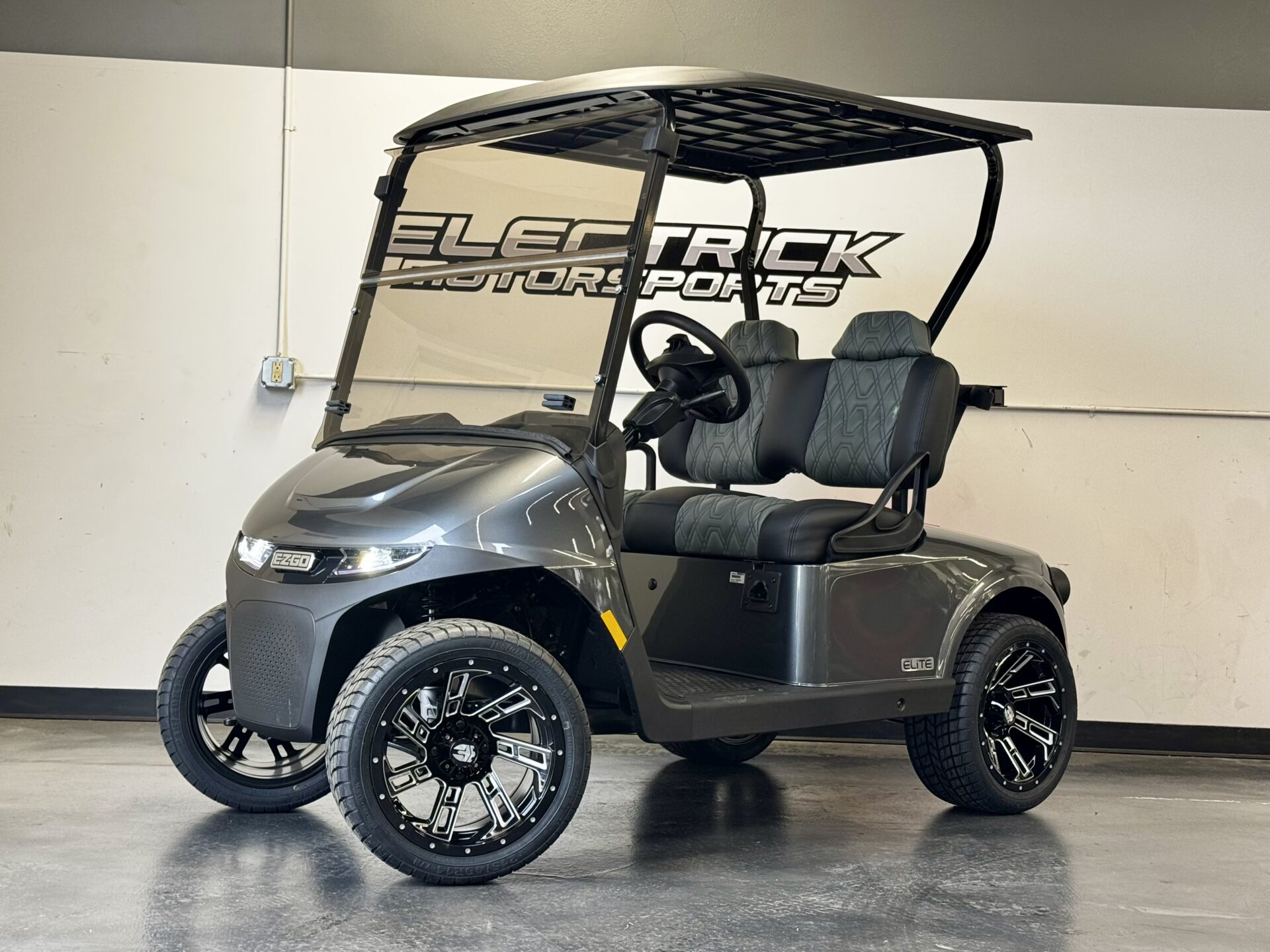 2027 E-Z-GO RXV 2 Freedom Elite Lithium — photo 1