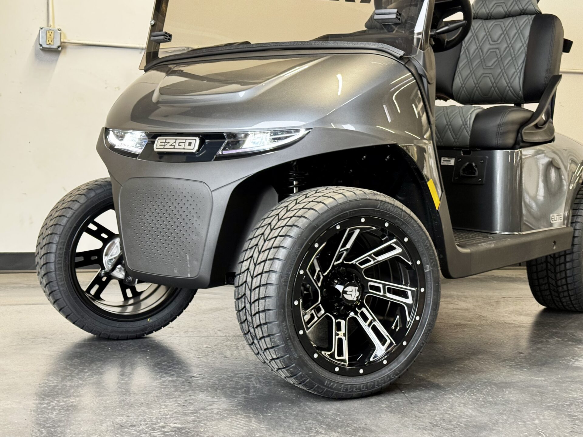 2027 E-Z-GO RXV 2 Freedom Elite Lithium — photo 4