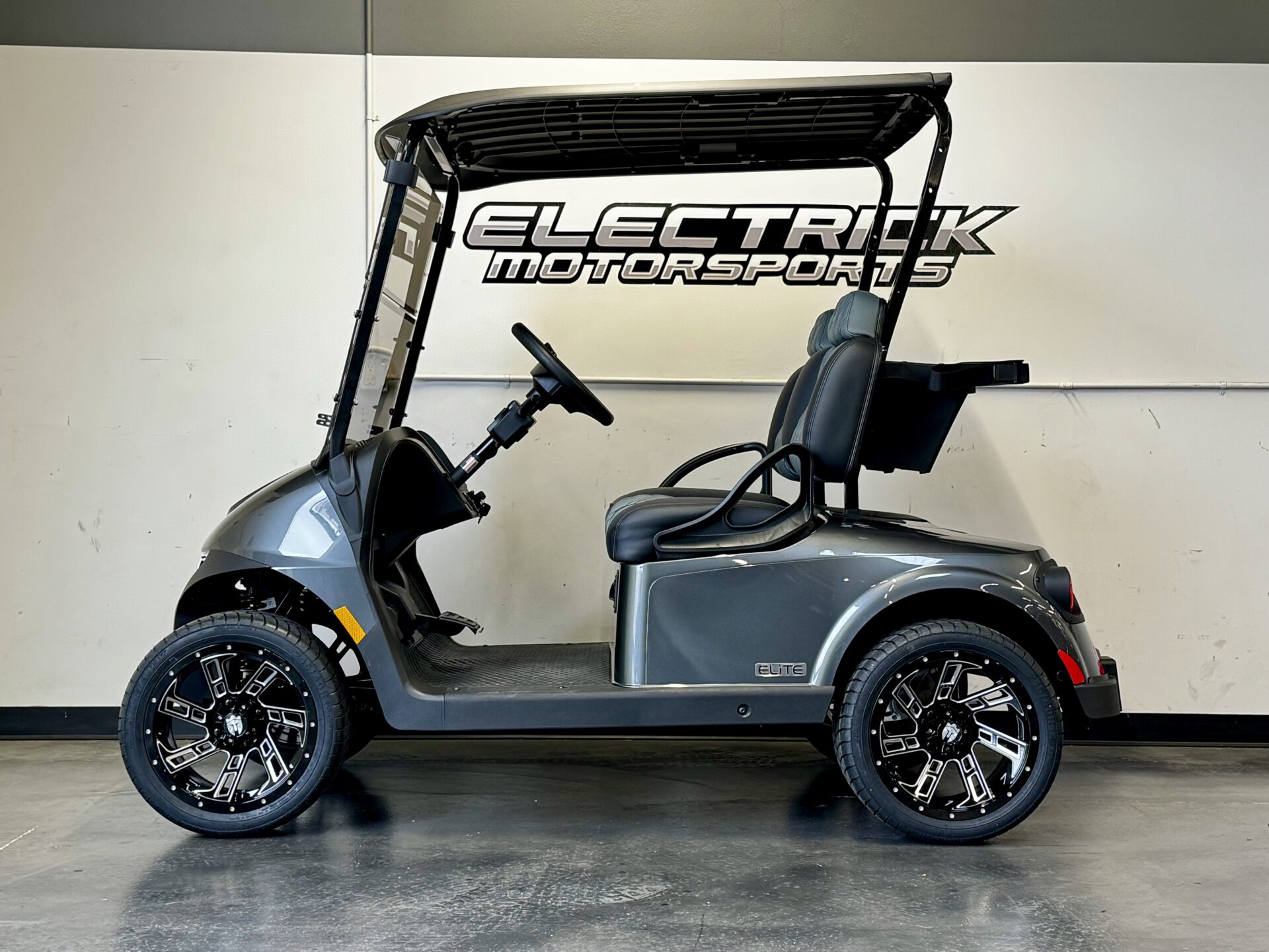 2027 E-Z-GO RXV 2 Freedom Elite Lithium — photo 2