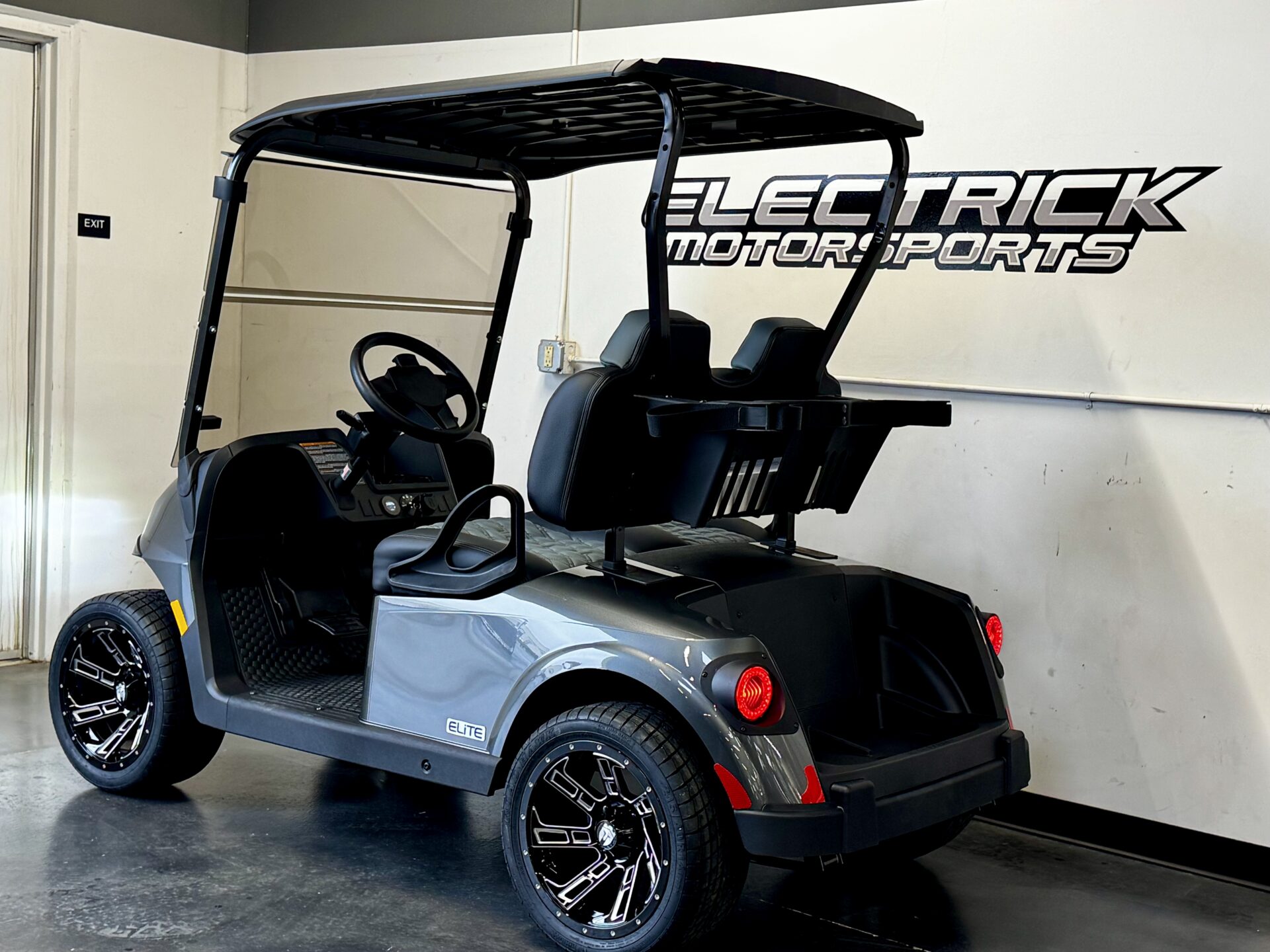 2027 E-Z-GO RXV 2 Freedom Elite Lithium — photo 3