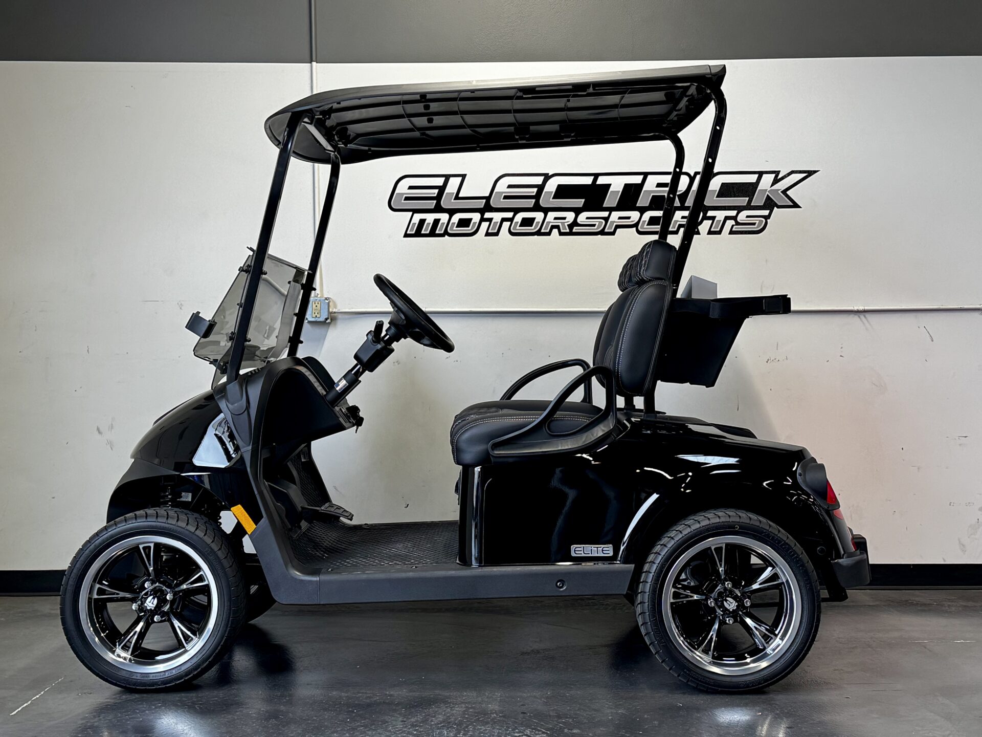 2026 E-Z-GO RXV 2 Freedom Elite Lithium — photo 2