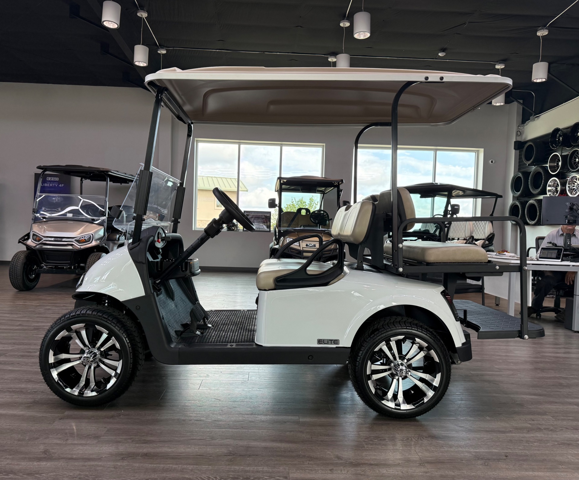 2021 EZGO RXV photo 4
