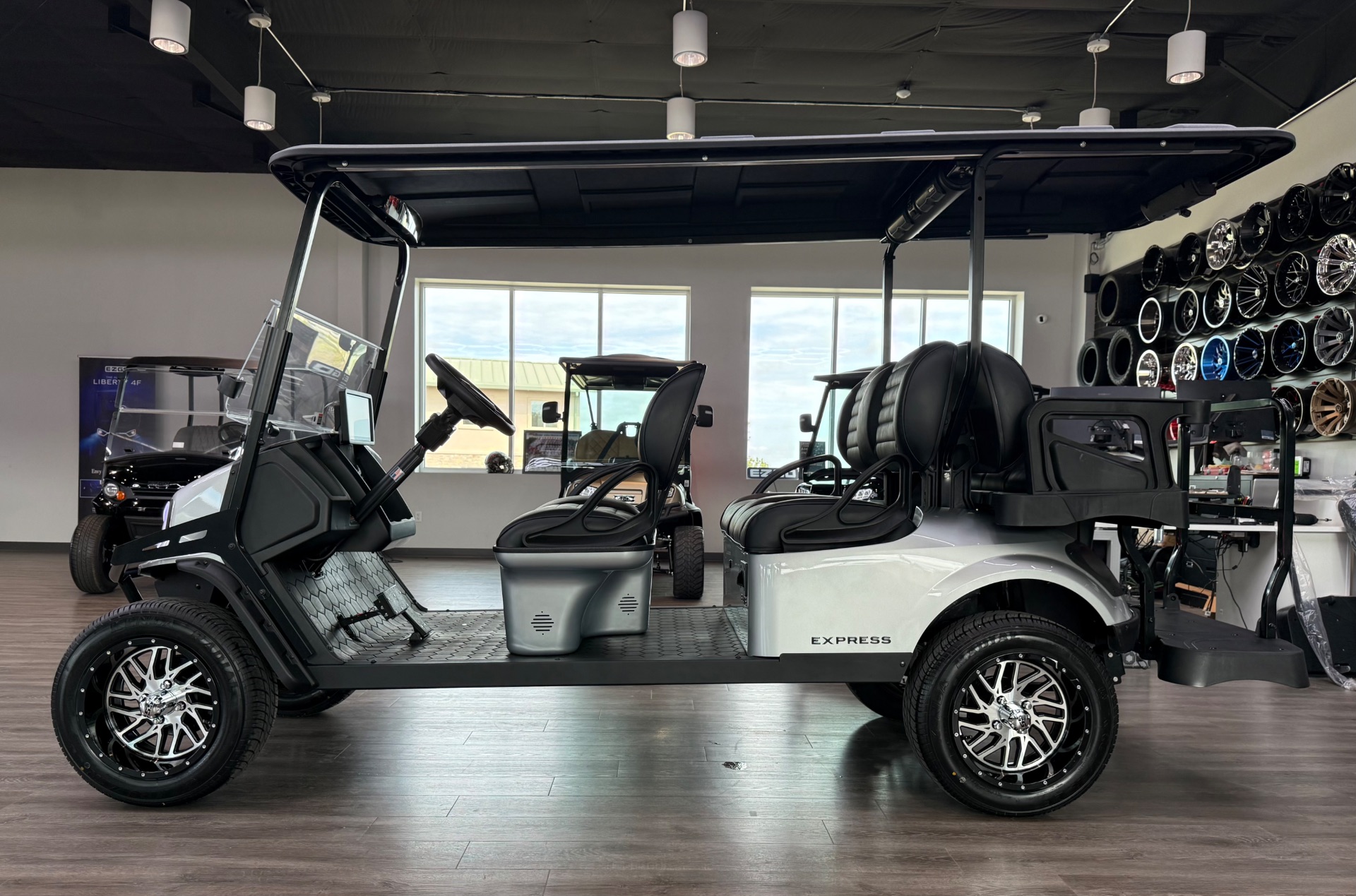 2027 EZGO Express photo 4