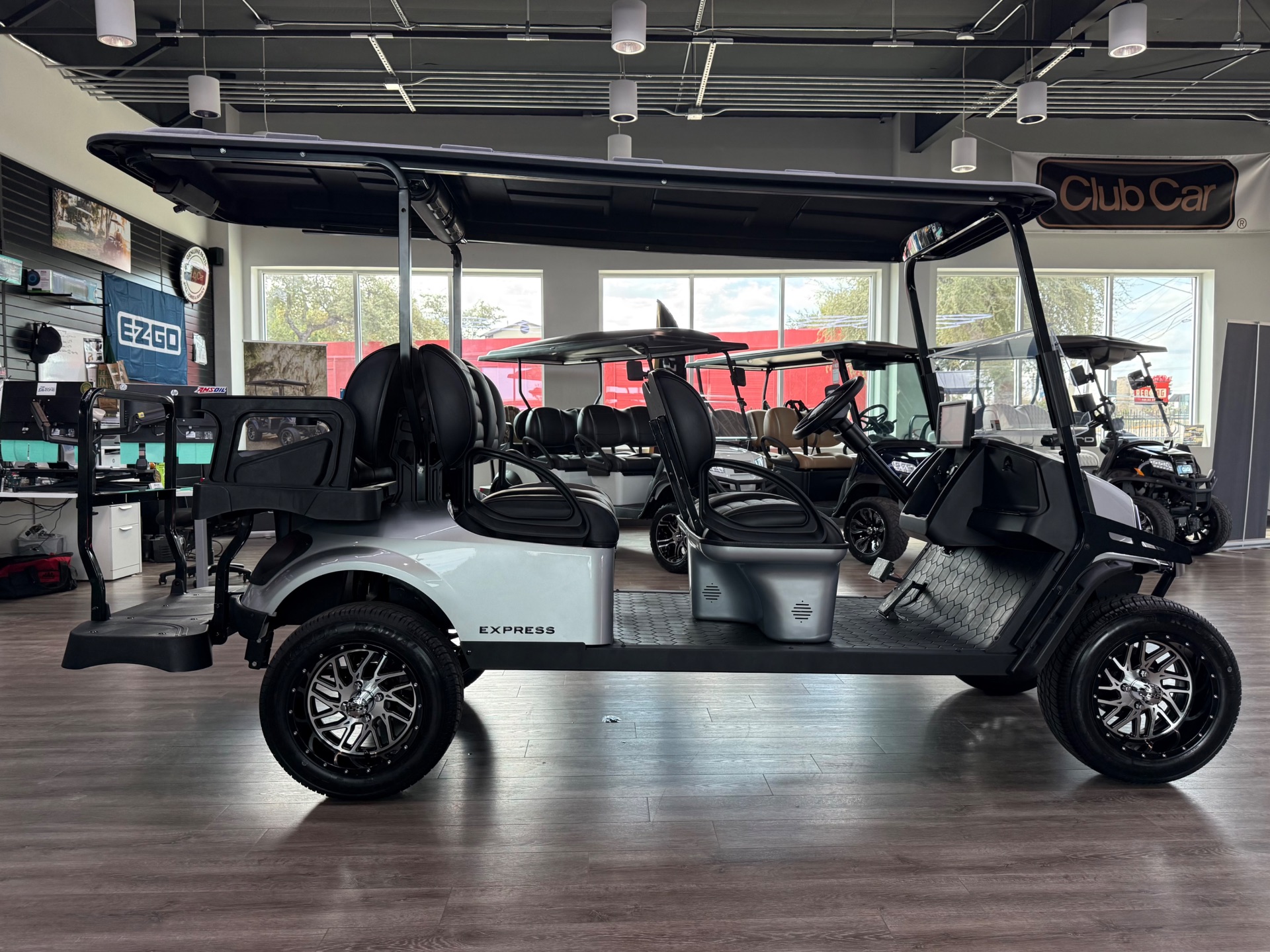 2027 EZGO Express photo 8