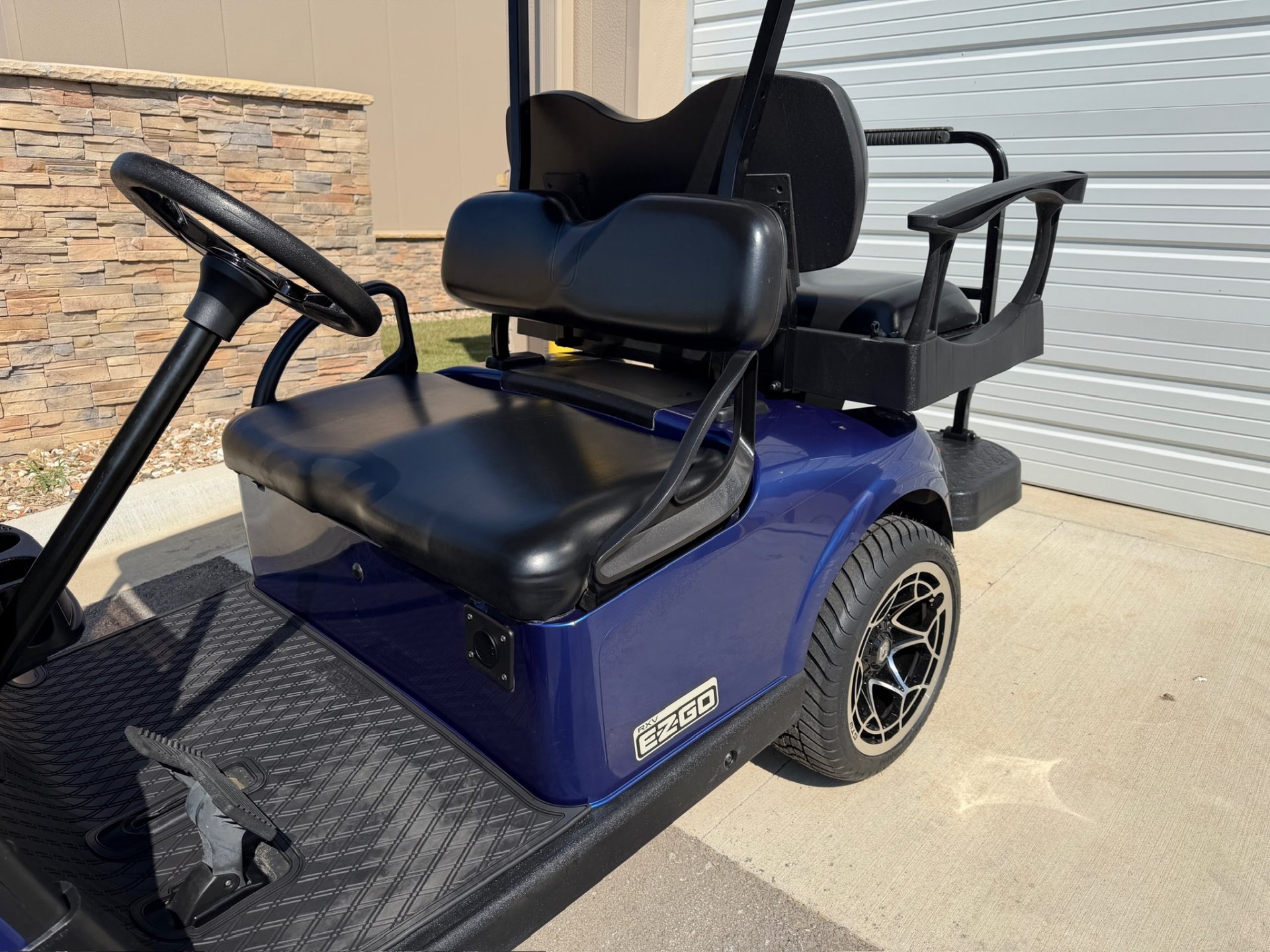2017 EZGO RXV photo 4