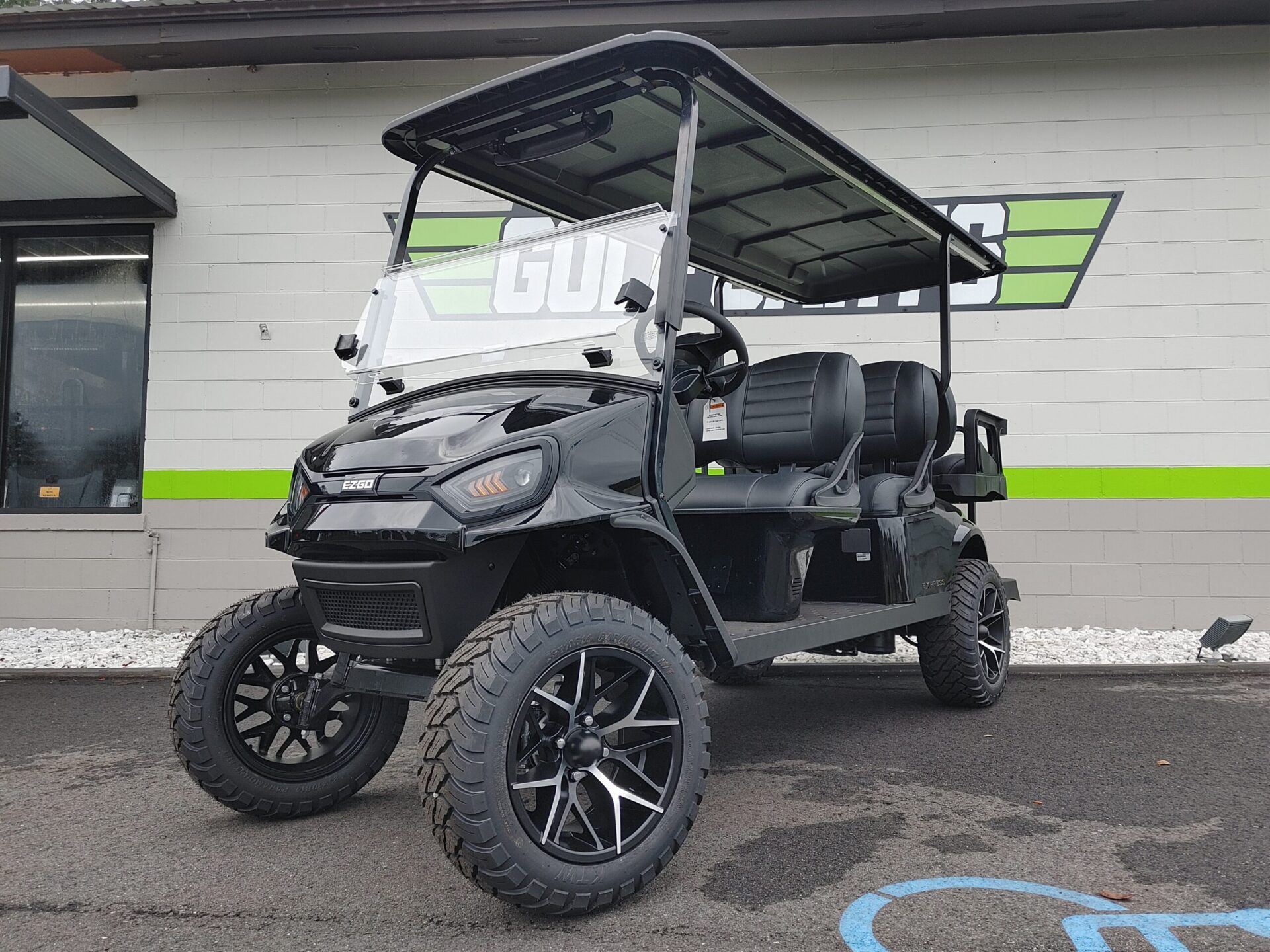 EZGO 2027 EXPRESS 6 GAS LIMO – BLACK