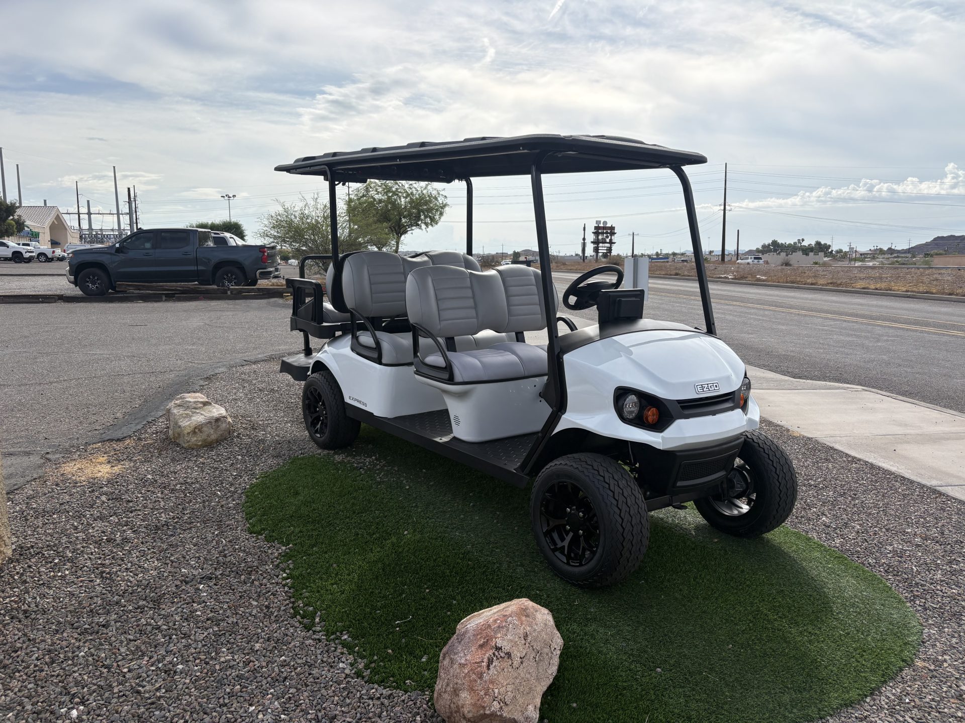 2027 EZGO Express photo 2