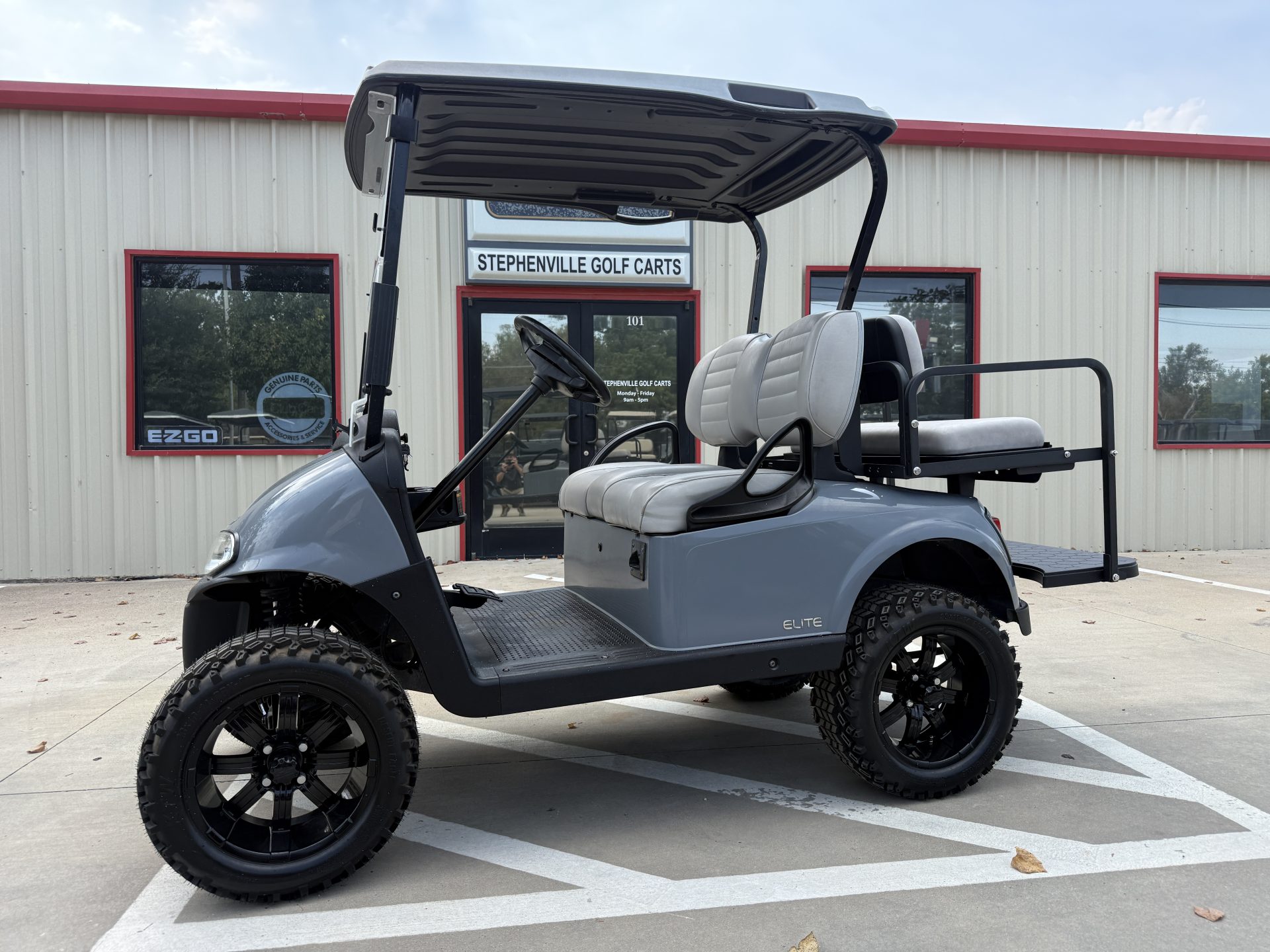 2023 E-Z-GO RXV